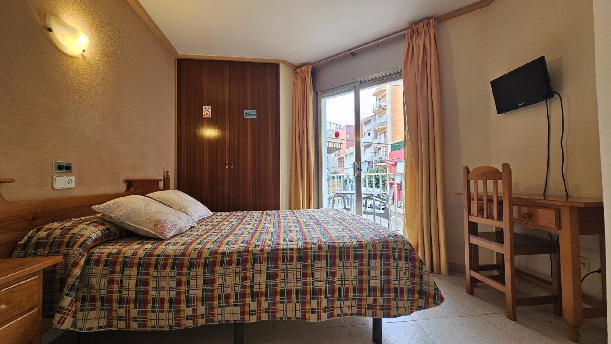 Hostal Los Manos Blanes Esterno foto