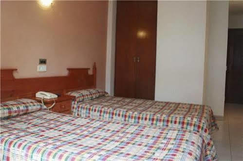 Hostal Los Manos Blanes Esterno foto