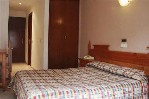 Hostal Los Manos Blanes Esterno foto